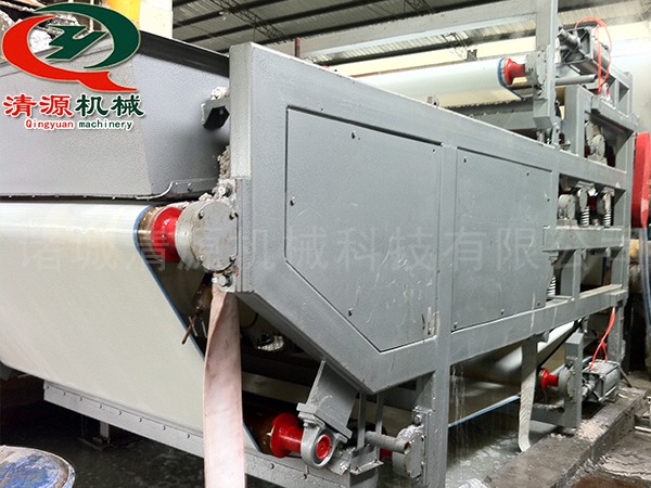 簡陽永和紙業(yè)雙網濃縮擠漿機現(xiàn)場